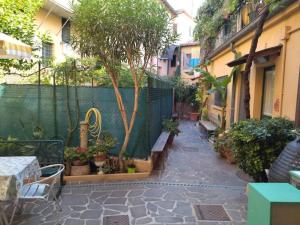 a courtyard with benches and trees and a fence at Ampio monolocale nel cuore di Pesaro in Pesaro