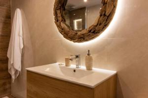 y baño con lavabo y espejo. en Room in Guest room - Private room with beautiful sea view, en Marbella