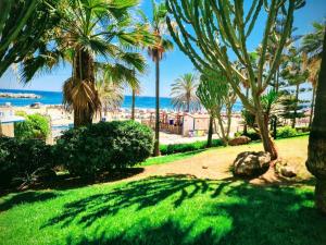 un parque con palmeras y el océano al fondo en Room in Guest room - Private room with beautiful sea view, en Marbella