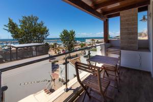 balcón con mesa, sillas y vistas en Room in Guest room - Private room with beautiful sea view, en Marbella