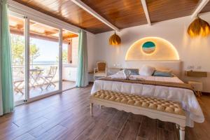 1 dormitorio con 1 cama y balcón en Room in Guest room - Private room with beautiful sea view, en Marbella