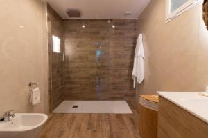een badkamer met een douche en een wastafel bij Room in Guest room - Private room in the fishing port of Marbella in Marbella