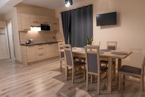 Kuchyňa alebo kuchynka v ubytovaní Apartamenty Na Rozstaju