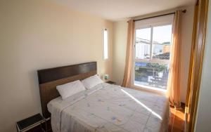 En eller flere senge i et værelse på PALM BEACH 132 Adosado con jardin y piscina ALBERT VILLAS + 15 billeder