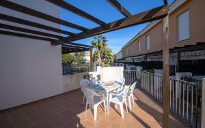 En balkon eller terrasse på PALM BEACH 132 Adosado con jardin y piscina ALBERT VILLAS