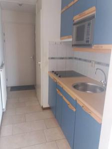 Η κουζίνα ή μικρή κουζίνα στο Beach apartment +/- 5 minutes to sea, self checkin