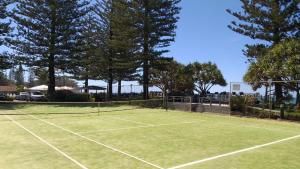 Tenis a/nebo squash v ubytování Private Suite Nautilus Beach Front Resort nebo okolí