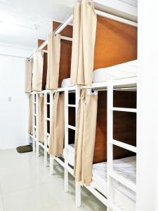 Letto o letti a castello in una camera di NomadsMNL Airport Hostel