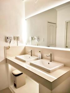 Bagno di NomadsMNL Airport Hostel