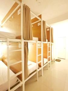 Letto o letti in una camera di NomadsMNL Airport Hostel