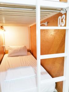 Letto o letti in una camera di NomadsMNL Airport Hostel