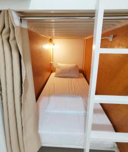 Letto o letti in una camera di NomadsMNL Airport Hostel