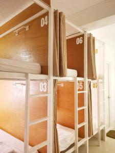 Letto o letti in una camera di NomadsMNL Airport Hostel