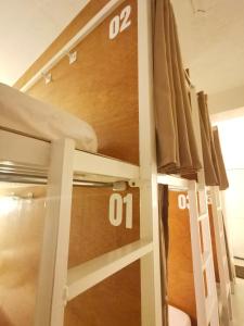 Letto o letti a castello in una camera di NomadsMNL Airport Hostel