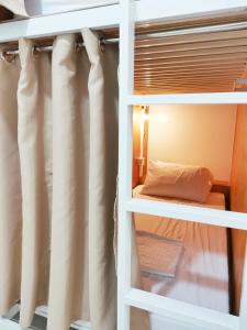 Letto o letti in una camera di NomadsMNL Airport Hostel