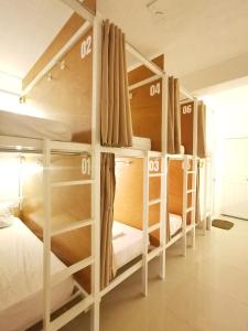 Letto o letti in una camera di NomadsMNL Airport Hostel