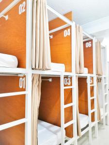 Letto o letti a castello in una camera di NomadsMNL Airport Hostel