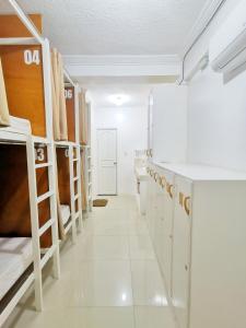 Una cocina o kitchenette en NomadsMNL Hostel