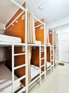 Letto o letti in una camera di NomadsMNL Airport Hostel