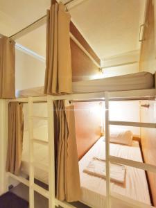 Letto o letti a castello in una camera di NomadsMNL Airport Hostel