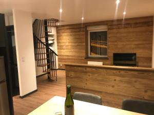 TV a/nebo společenská místnost v ubytování Le Duplex