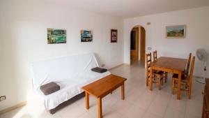 sala de estar con sofá blanco y mesa en Primera línea Playa Cargador - Playamar 1122 - ALBERT VILLAS, en Alcossebre