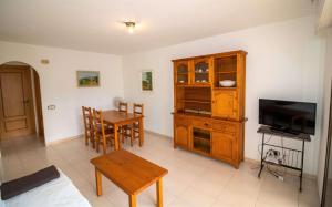 TV a/nebo společenská místnost v ubytování Primera línea Playa Cargador - Playamar 1122 - ALBERT VILLAS + 10 fotografií