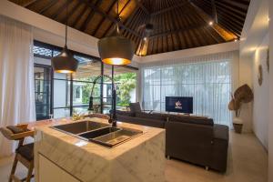 Kitchen o kitchenette sa The Kon's Villa Bali Seminyak