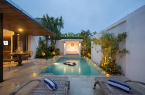 Swimmingpoolen hos eller tæt på The Kon's Villa Bali Seminyak