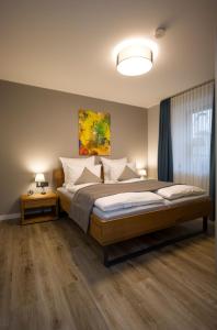 Un dormitorio con una cama grande y una ventana en Gasthaus Rech, en Eppelborn
