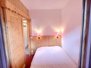 1 dormitorio con 1 cama con 2 luces en la pared en Appartement Les Menuires, 2 pièces, 6 personnes - FR-1-178-169 en Les Menuires