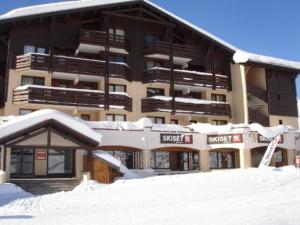 a building with snow on the ground in front of it at Appartement Confort 1 chambre, ski aux pieds, balcon, Wi-Fi, parking - FR-1-178-171 in Les Bruyères