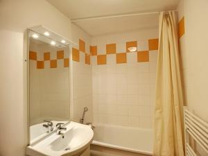 une salle de bain avec un lavabo, des toilettes et une baignoire dans l'établissement Joli Studio 2 Pers, Wifi, Animaux Admis, Parking - FR-1-178-180, aux Menuires