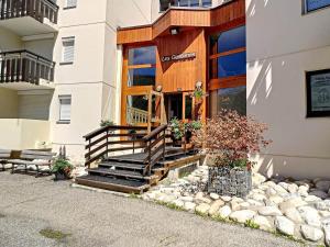 un bâtiment avec des escaliers devant un bâtiment dans l'établissement Joli Studio 2 Pers, Wifi, Animaux Admis, Parking - FR-1-178-180, aux Menuires