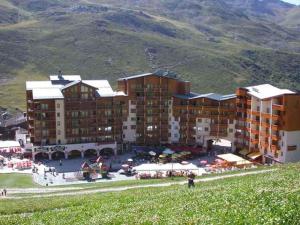 a large building with a lot of tables and chairs at Appartement Les Menuires, 2 pièces, 5 personnes - FR-1-178-140 in Les Menuires