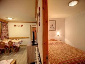 1 dormitorio con 1 cama y comedor con mesa en Appartement Les Menuires, 3 pièces, 6 personnes - FR-1-178-166, en Les Menuires