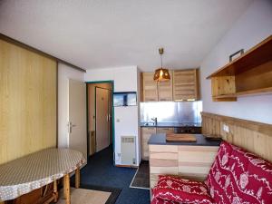 Appartement Les Menuires, 2 pièces, 4 personnes - FR-1-178-306にあるキッチンまたは簡易キッチン