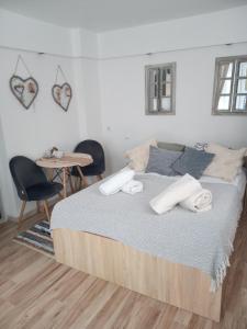 1 dormitorio con 1 cama con 2 sillas y 1 mesa en Wypoczynek u Gosi, en Grywałd