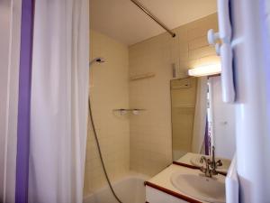 La salle de bains est pourvue d'une douche, d'un lavabo et d'une baignoire. dans l'établissement Appartement Les Menuires, 2 pièces, 4 personnes - FR-1-178-303, aux Menuires