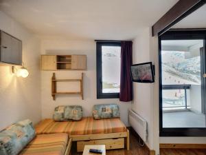 Appartement Les Menuires, 2 pièces, 5 personnes - FR-1-178-300にあるシーティングエリア