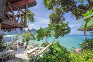 vista para o oceano a partir de um restaurante em Phi Phi Cozy Seafront Resort em Phi Phi Don