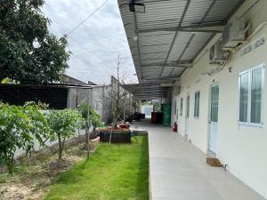 ein Gebäude mit einer Markise über einem Gehweg in einem Hof in der Unterkunft Khách sạn Hoàng Gia - TT Lai Vung in Lai Vung