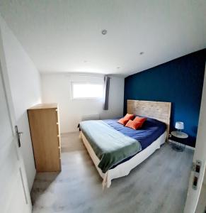 - une chambre avec un lit et un mur bleu dans l'établissement Gîte "les jujubiers", à Plan-dʼOrgon