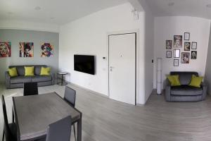 a living room with a couch and a table at Simply House Civitavecchia in Civitavecchia