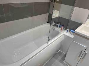 Ванна кімната в Superb Balconied 2Bedroom Flat in Heart of City Centre