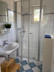 bagno con lavandino e doccia di Ferienhaus am Kniep a Wittdün