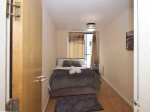 a bedroom with a large bed in a room at Superb Balconied 2Bedroom Flat in Heart of City Centre in Leeds