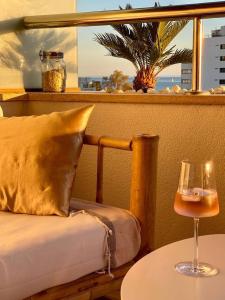 een slaapkamer met een bed, een tafel en een raam bij Beautiful flat with a wonderful view close to the beach in Marbella