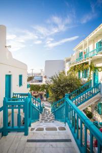 een blauwe trap naar een gebouw bij Pension Marias in Mykonos-stad