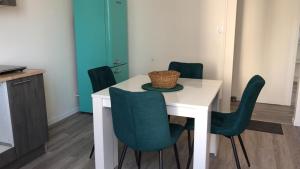 Zdjęcie z galerii obiektu Appartement 2 à 4 personnes vue mer à Santec plage du Dossen vue mer w mieście Santec